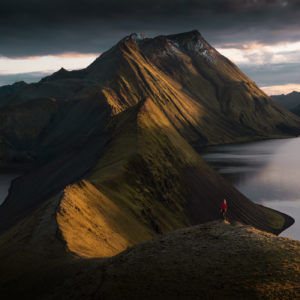 Sigurmynd í mannlíf á fjöllum: Virgil Reglioni - „Eternal: A capture from the golden hours through the long sea. Lost, deep in the highlands, this hike got us absolutely speechless and mind-blown. A perfect harmony between human and nature."