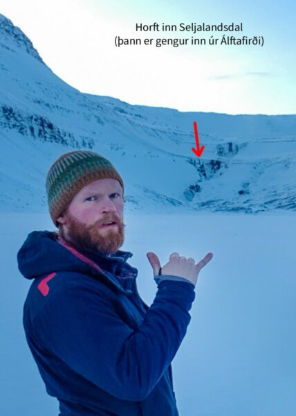 Viðar svalur og til í slaginn. Rauða örin bendir á skálina sem hefur að geyma leiðina Múrinn og aðra til. Mynd: Björgvin Hilmarsson