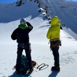 Andri og Freyr virða fyrir sér toppahrygginn og síðustu tvær spannirnar